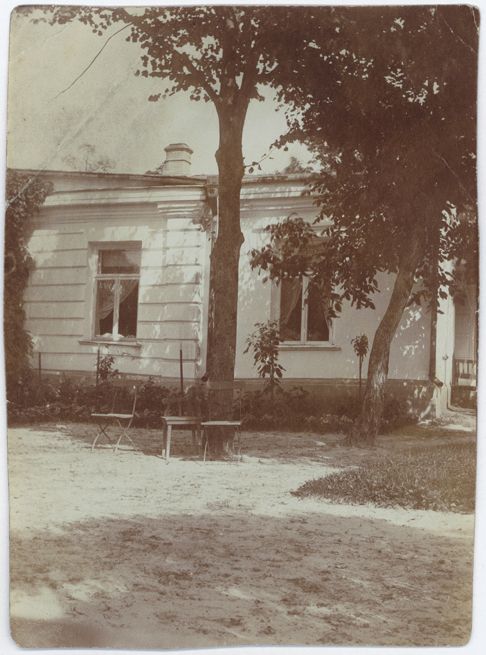 史曼諾夫斯基生於蒂摩蘇夫卡 (Tymoszówka)，他的家宅建在自己擁有的土地上。第一次世界大戰爆發，他會回到這裏，躲避戰火之餘，更全心投入創作，成為他寫作最多的時期。