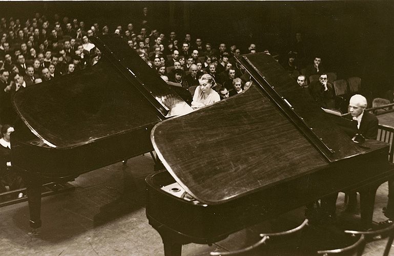 巴托一生以鋼琴演奏家聞名，他的兩任妻子都是他的鋼琴學生。第二任妻子帕斯托莉常與巴托一起二重奏，但巴托逝世後，她隱居達十多年才再公開演奏。