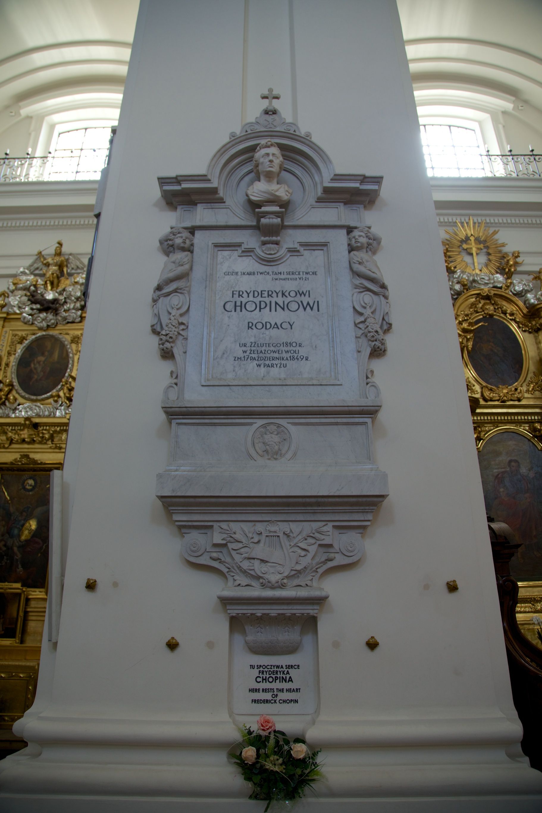 蕭邦 1849 年逝世，喪禮上的音樂，包括充滿歎息的 E 小調前奏曲。他的身驅長埋巴黎佩爾拉雪茲公墓 (Cimetière du Père-Lachaise)，他的心臟幾經輾轉，於 1879 年被封在華沙聖十架教堂 (Kościół Świętego Krzyża) 的柱內，一償蕭邦生前回國的心願。