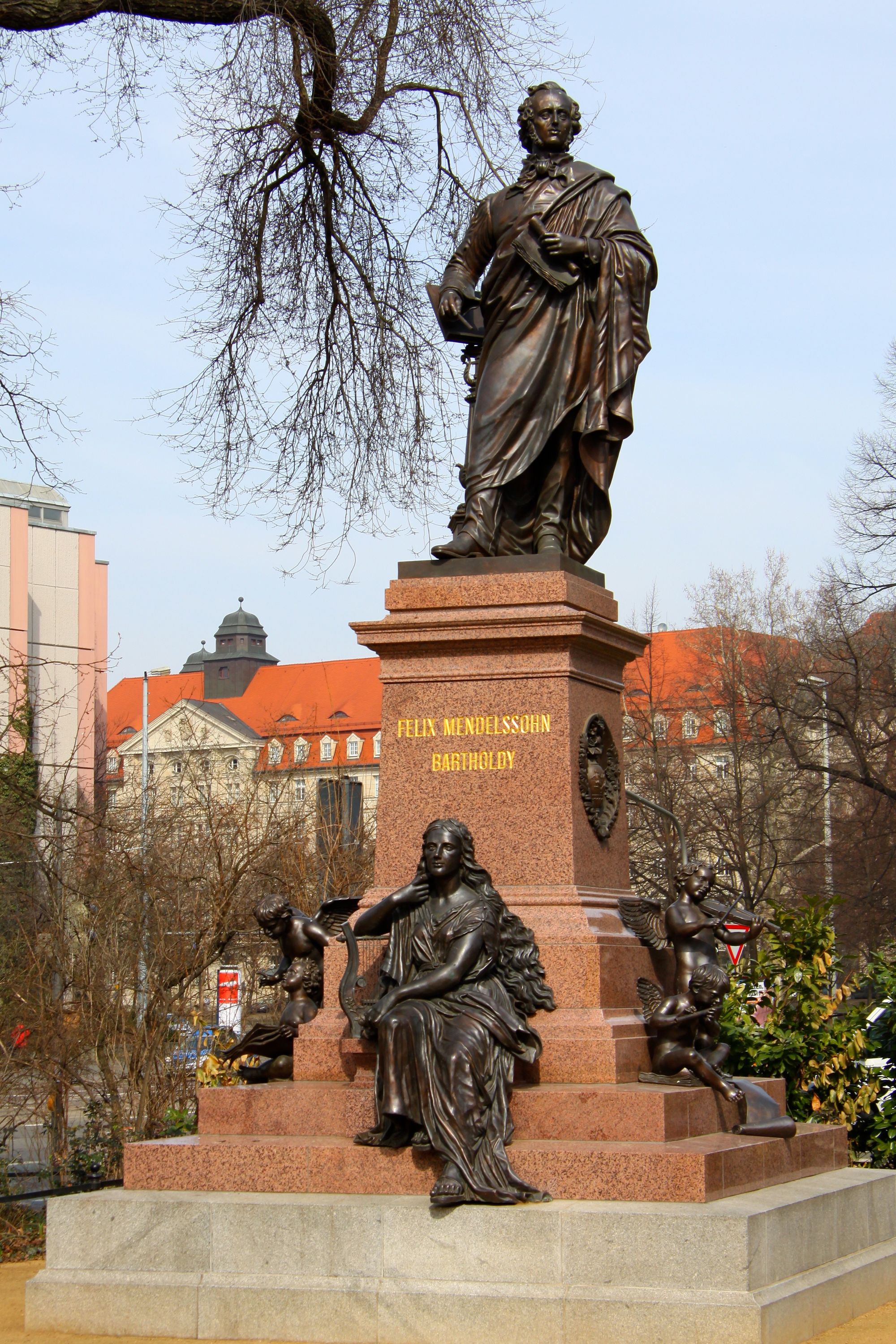 孟德爾遜為巴赫籌款，豎立銅像。而他在萊比錫的工作，也令他成為萊比錫的標誌。他的銅像，現聳立在聖多馬大教堂附近。