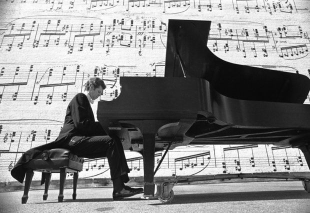 Van Cliburn poses in front of Minneapolis' music mural.